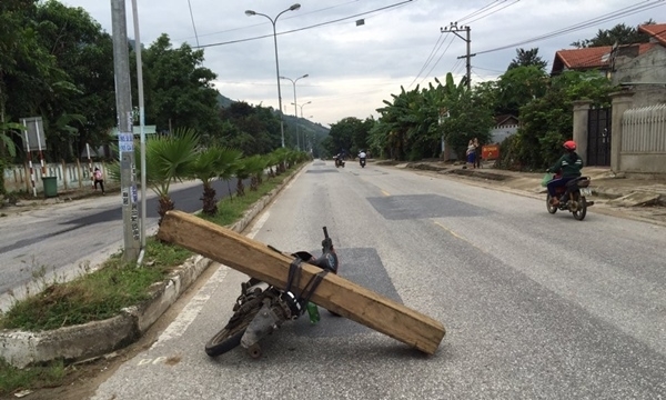 Quảng Nam: Chở gỗ lậu, lâm tặc hành hung công an 